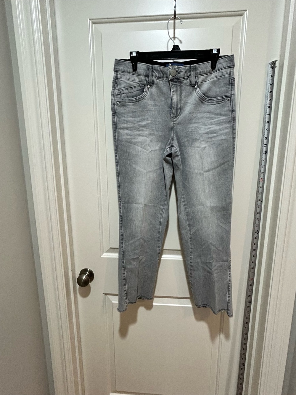 Democracy women’s size 10 Light Gray Cropped Raw Hi Low Edge Straight-Leg Jeans